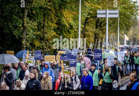 Den Haag, Niederlande. November 2023. DIE HAAG - Interessenten während des jährlichen marsches um das Leben, der von der christlichen Pro-Life-Bewegung organisiert wird, schreien um das Leben. Die Teilnehmer des stummmarsches geben an, dass sie Schwierigkeiten mit der Abtreibungspraxis in den Niederlanden haben. ANP ROBIN UTRECHT niederlande Out - belgien Out Credit: ANP/Alamy Live News Stockfoto