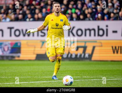 11. November 2023, Schleswig-Holstein, Kiel: Fußball: Bundesliga 2, Holstein Kiel - Hamburger SV, Spieltag 13, Holstein Stadium. Hamburger Torhüter Daniel Heuer Fernandes läuft nach einem Ball. Foto: Axel Heimken/dpa - WICHTIGER HINWEIS: Gemäß den Vorschriften der DFL Deutschen Fußball-Liga und des DFB Deutschen Fußball-Bundes ist es verboten, im Stadion und/oder des Spiels aufgenommene Fotografien in Form von sequenziellen Bildern und/oder videoähnlichen Fotoserien zu verwenden oder zu nutzen. Stockfoto