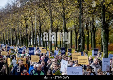 Den Haag, Niederlande. November 2023. DIE HAAG - Interessenten während des jährlichen marsches um das Leben, der von der christlichen Pro-Life-Bewegung organisiert wird, schreien um das Leben. Die Teilnehmer des stummmarsches geben an, dass sie Schwierigkeiten mit der Abtreibungspraxis in den Niederlanden haben. ANP ROBIN UTRECHT niederlande Out - belgien Out Credit: ANP/Alamy Live News Stockfoto