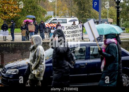 Den Haag, Niederlande. November 2023. DIE HAAG - demonstrieren gegen Demonstranten für Abtreibung und Boss im eigenen Magen. Interessenten während des jährlichen marsches für das Leben, organisiert von der christlichen Pro-Life-Bewegung, schreien um das Leben. Die Teilnehmer des stummmarsches geben an, dass sie Schwierigkeiten mit der Abtreibungspraxis in den Niederlanden haben. ANP ROBIN UTRECHT niederlande Out - belgien Out Credit: ANP/Alamy Live News Stockfoto