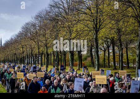 Den Haag, Niederlande. November 2023. DIE HAAG - Interessenten während des jährlichen marsches um das Leben, der von der christlichen Pro-Life-Bewegung organisiert wird, schreien um das Leben. Die Teilnehmer des stummmarsches geben an, dass sie Schwierigkeiten mit der Abtreibungspraxis in den Niederlanden haben. ANP ROBIN UTRECHT niederlande Out - belgien Out Credit: ANP/Alamy Live News Stockfoto