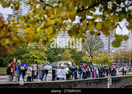 Den Haag, Niederlande. November 2023. DIE HAAG - demonstrieren gegen Demonstranten für Abtreibung und Boss im eigenen Magen. Interessenten während des jährlichen marsches für das Leben, organisiert von der christlichen Pro-Life-Bewegung, schreien um das Leben. Die Teilnehmer des stummmarsches geben an, dass sie Schwierigkeiten mit der Abtreibungspraxis in den Niederlanden haben. ANP ROBIN UTRECHT niederlande Out - belgien Out Credit: ANP/Alamy Live News Stockfoto