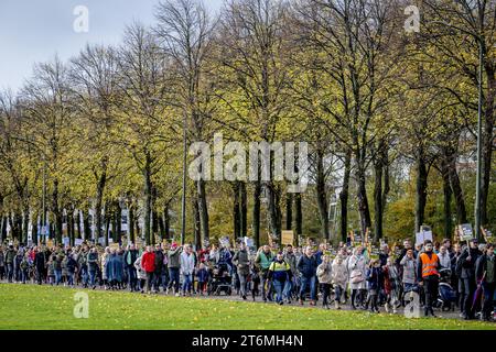 Den Haag, Niederlande. November 2023. DIE HAAG - Interessenten während des jährlichen marsches um das Leben, der von der christlichen Pro-Life-Bewegung organisiert wird, schreien um das Leben. Die Teilnehmer des stummmarsches geben an, dass sie Schwierigkeiten mit der Abtreibungspraxis in den Niederlanden haben. ANP ROBIN UTRECHT niederlande Out - belgien Out Credit: ANP/Alamy Live News Stockfoto