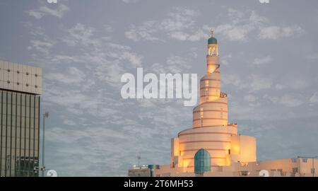 doha. katar- november 01,2023 : katar ikonisches Wahrzeichen, das spiralförmige Fanar-Gebäude Stockfoto