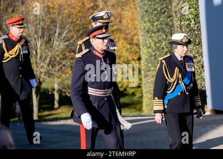 National Memorial Arboretum, Großbritannien. November 2023. Die Prinzessin Royal nimmt zusammen mit ehemaligen Soldaten und Frauen und Mitgliedern der Öffentlichkeit am Waffenstillstandsdienst Teil, um an diejenigen zu erinnern, die gedient und geopfert haben. Credit Mark Lear / Alamy Live News Stockfoto
