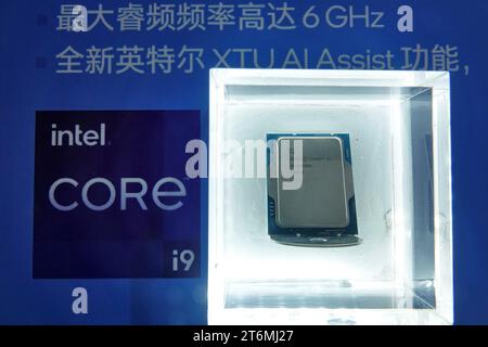 SHANGHAI, CHINA - 8. NOVEMBER 2023 - ein Intel Core i9-9900K Prozessor wird auf der 6. CIIE in Shanghai, China, am 8. November 2023 gezeigt. Stockfoto