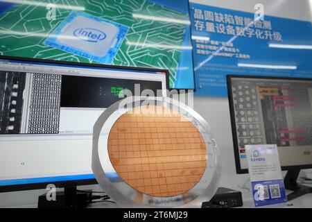 SHANGHAI, CHINA - 8. NOVEMBER 2023 - Intel auf der sechsten CIIE-Ausstellung von Wafer Defect Intelligent Detection Storage Equipment Digital Upgrade Scheme, N Stockfoto