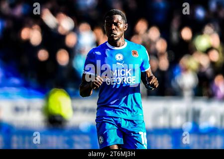 Peterborough, Großbritannien. November 2023. Ephron Mason Clarke (10 Peterborough United) blickt auf das Spiel der Sky Bet League 1 zwischen Peterborough und Cambridge United in der London Road, Peterborough, am Samstag, den 11. November 2023. (Foto: Kevin Hodgson | MI News) Credit: MI News & Sport /Alamy Live News Stockfoto