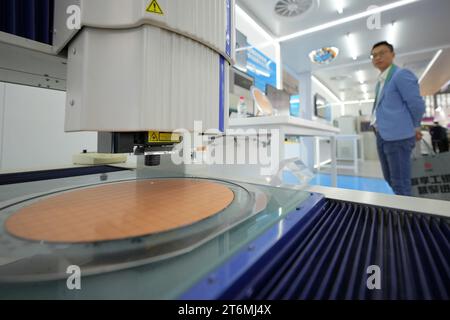 SHANGHAI, CHINA - 8. NOVEMBER 2023 - Intel auf der sechsten CIIE-Ausstellung von Wafer Defect Intelligent Detection Storage Equipment Digital Upgrade Scheme, N Stockfoto