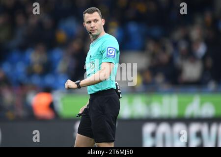 11. November 2023, Niedersachsen, Braunschweig: Fußball: Bundesliga 2, Eintracht Braunschweig - VfL Osnabrück, Spieltag 13, Eintracht Stadion. Schiedsrichter Florian Lechner ist verantwortlich für das Spiel. Foto: Swen Pförtner/dpa - WICHTIGER HINWEIS: Gemäß den Vorschriften der DFL Deutschen Fußball-Liga und des DFB Deutschen Fußball-Bundes ist es verboten, im Stadion und/oder im Spiel aufgenommene Fotografien in Form von sequenziellen Bildern und/oder videoähnlichen Fotoserien zu verwenden oder zu verwenden. Stockfoto