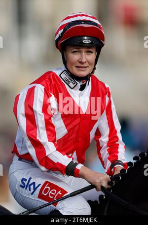 Jockey Joanna Mason reitet die Bulmer Bank vor dem Virgin Bet Daily Price erhöht die Kinderbetreuung während des Virgin Bet November Handicap auf der Newcastle Racecourse. Bilddatum: Samstag, 11. November 2023. Stockfoto