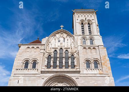 Oberes Äußere der Basilika santa maria magdelene, ehemaliges benediktiner- und cluniakenkloster vezelay frankreich Stockfoto