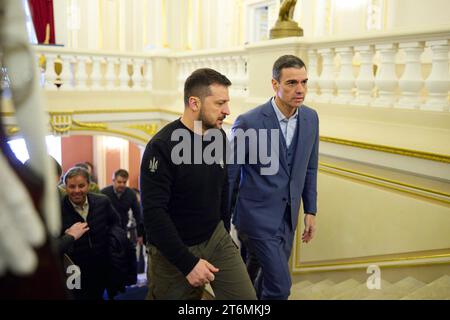 KIEW, UKRAINE - 23. Februar 2023 - der spanische Premierminister Pedro Sanchez während eines Besuchs in der Ukraine zu einem Treffen mit dem Präsidenten der Ukraine Wolodymyr Ze Stockfoto