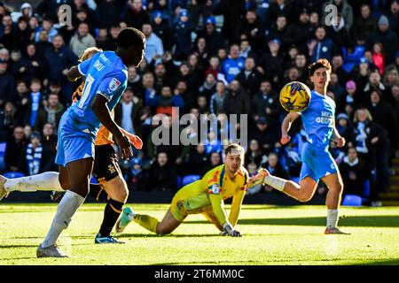Peterborough, Großbritannien. November 2023. Kwame Poku (11 Peterborough United) erzielt Peterborough das 4. Tor während des Spiels der Sky Bet League 1 zwischen Peterborough und Cambridge United in der London Road, Peterborough am Samstag, den 11. November 2023. (Foto: Kevin Hodgson | MI News) Credit: MI News & Sport /Alamy Live News Stockfoto