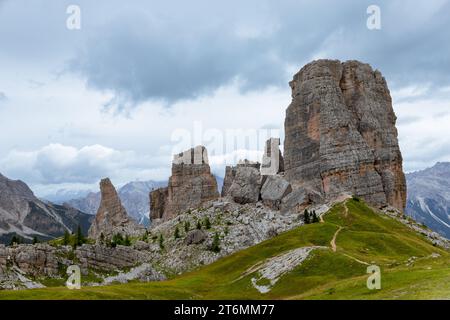 Blick auf Cinque Torri vom Schutzgebiet Scoiattoli, Dolomiten, Italien Stockfoto