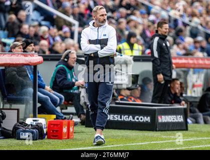 11. November 2023, Schleswig-Holstein, Kiel: Fußball: Bundesliga 2, Holstein Kiel - Hamburger SV, Spieltag 13, Holstein Stadium. Hamburger Trainer Tim Walter ist an der Touchline. Foto: Axel Heimken/dpa - WICHTIGER HINWEIS: Gemäß den Vorschriften der DFL Deutschen Fußball-Liga und des DFB Deutschen Fußball-Bundes ist es verboten, im Stadion und/oder des Spiels aufgenommene Fotografien in Form von sequenziellen Bildern und/oder videoähnlichen Fotoserien zu verwenden oder zu nutzen. Stockfoto