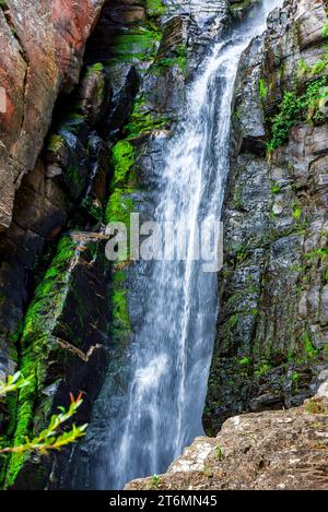 Wasserfall zwischen moosigen Felsen in der Region Serra do Cipo im Bundesstaat Minas Gerais Stockfoto