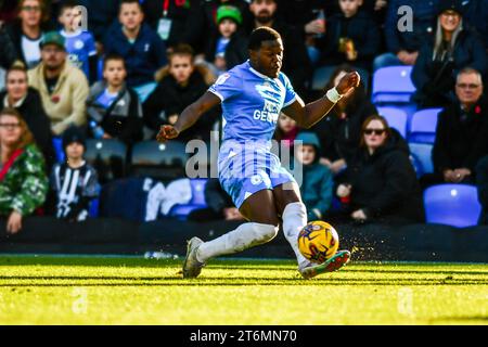 Peterborough, Großbritannien. November 2023. Ephron Mason Clarke (10 Peterborough United) überquert den Ball während des Spiels der Sky Bet League 1 zwischen Peterborough und Cambridge United in der London Road, Peterborough am Samstag, den 11. November 2023. (Foto: Kevin Hodgson | MI News) Credit: MI News & Sport /Alamy Live News Stockfoto