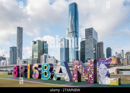 Big Brisbane Schild in den South Bank Parklands mit zentralem Geschäftsviertel im Hintergrund. Stockfoto