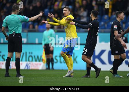 11. November 2023, Niedersachsen, Braunschweig: Fußball: Bundesliga 2, Eintracht Braunschweig - VfL Osnabrück, Spieltag 13, Eintracht Stadion. Braunschweiger Thorir Helgason spricht mit Schiedsrichter Florian Lechner. Foto: Swen Pförtner/dpa - WICHTIGER HINWEIS: Gemäß den Vorschriften der DFL Deutschen Fußball-Liga und des DFB Deutschen Fußball-Bundes ist es verboten, im Stadion und/oder im Spiel aufgenommene Fotografien in Form von sequenziellen Bildern und/oder videoähnlichen Fotoserien zu verwenden oder zu verwenden. Stockfoto