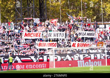 November 2023, Madrid, Madrid, Spanien: die Fans von Rayo Vallecano zeigen ein Banner in Hommage an Miguel Angel Sanchez Munoz, besser bekannt als Michel, die historische Figur von Rayo Vallecano und aktueller Trainer von Girona, vor dem Fußballspiel La Liga EA Sports 2022/23 zwischen Rayo Vallecano und Girona im Estadio de Vallecas in Madrid. (Kreditbild: © Alberto Gardin/ZUMA Press Wire) NUR REDAKTIONELLE VERWENDUNG! Nicht für kommerzielle ZWECKE! Stockfoto