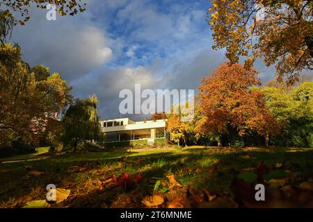 Villa Tugendhat Brünn - Tschechische Republik. Wunderschöne Herbstatmosphäre im Park der Villa. Moderne Architektur von Funktionalisten und Internationalisten Stockfoto