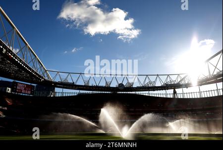 Allgemeiner Blick aus dem Inneren des Stadions, während Sprenkel das Spielfeld vor dem Spiel der Premier League im Emirates Stadium, London, bewässern. Bilddatum: Samstag, 11. November 2023. Stockfoto