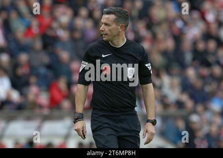 Sunderland, Großbritannien. November 2023. Schiedsrichter Dean Whitestone während des Sky Bet Championship-Spiels zwischen Sunderland und Birmingham City im Stadium of Light, Sunderland am Samstag, den 11. November 2023. (Foto: Robert Smith | MI News) Stockfoto