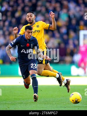 Tottenham Hotspurs Pedro Porro (links) und Matheus Cunha der Wolverhampton Wanderers kämpfen um den Ball während des Premier League-Spiels im Molineux Stadium in Wolverhampton. Bilddatum: Samstag, 11. November 2023. Stockfoto