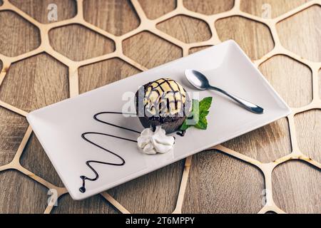 Warmes Dessert Schokolade Fondant Lavakuchen mit Eiskugel auf der Oberseite Stockfoto