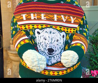 Glasgow, Schottland, Großbritannien. 11. November 2023. Das Winterfest in der Stadt läutete den Beginn der Weihnachtszeit ein. Das Efeurestaurant beschäftigte einen Eisbären als Türpersonal. Credit Gerard Ferry/Alamy Live News Stockfoto