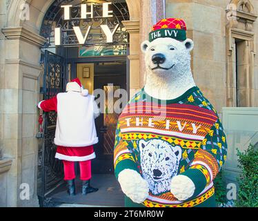 Glasgow, Schottland, Großbritannien. 11. November 2023. Das Winterfest in der Stadt läutete den Beginn der Weihnachtszeit ein. Das Efeurestaurant beschäftigte einen Eisbären als Türpersonal. Credit Gerard Ferry/Alamy Live News Stockfoto