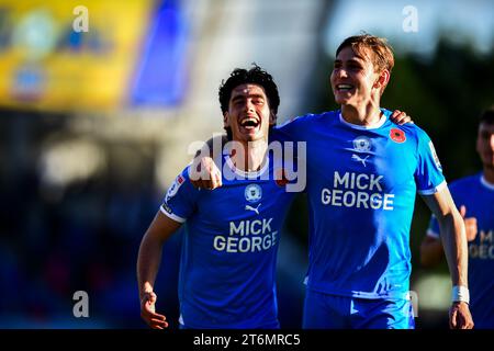 Peterborough, Großbritannien. November 2023. Joel Randall (14 Peterborough United) Hector Kyprianou (22 Peterborough United) feiert am Samstag, den 11. November 2023, den 5. Platz beim Spiel der Sky Bet League 1 zwischen Peterborough und Cambridge United in der London Road, Peterborough. (Foto: Kevin Hodgson | MI News) Credit: MI News & Sport /Alamy Live News Stockfoto