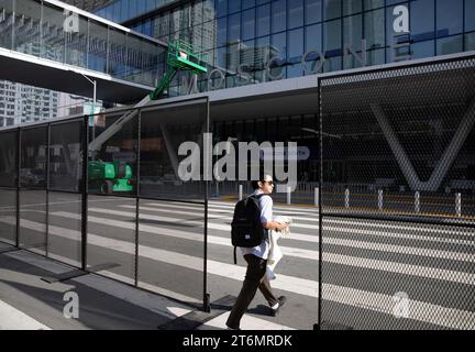 (231111) – SAN FRANCISCO, 11. November 2023 (Xinhua) – Ein Mann kommt an Metallzäunen vor dem Ort des 30. APEC Economic Leaders' Meeting in San Francisco, Kalifornien, USA, am 10. November 2023 vorbei. Das Treffen findet in San Francisco statt. (Foto: Li Jianguo/Xinhua) Stockfoto