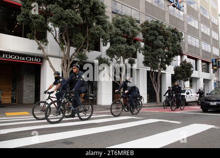 (231111) – SAN FRANCISCO, 11. November 2023 (Xinhua) – Polizeipatrouille vor dem Ort des 30. APEC Economic Leaders' Meeting in San Francisco, Kalifornien, USA, 10. November 2023. Das Treffen findet in San Francisco statt. (Foto: Li Jianguo/Xinhua) Stockfoto