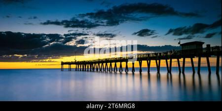 Sonnenuntergangshimmel über dem Golf von Mexiko am Venice Fishing Pier in Venice Florida USA Stockfoto