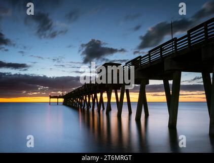 Sonnenuntergangshimmel über dem Golf von Mexiko am Venice Fishing Pier in Venice Florida USA Stockfoto