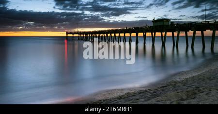 Sonnenuntergangshimmel über dem Golf von Mexiko am Venice Fishing Pier in Venice Florida USA Stockfoto