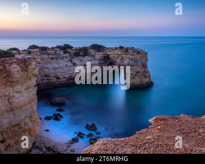 Der Felsenbogen, bekannt als Arco de Albandeira am Strand von Albandeira oder Praia de Albandeira an der südlichen Algarve-Küste Portugals Stockfoto
