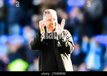 Peterborough, Großbritannien. November 2023. Manager Darren Ferguson (Manager Peterborough United) applaudiert den Fans beim Spiel der Sky Bet League 1 zwischen Peterborough und Cambridge United in der London Road, Peterborough, am Samstag, den 11. November 2023. (Foto: Kevin Hodgson | MI News) Credit: MI News & Sport /Alamy Live News Stockfoto