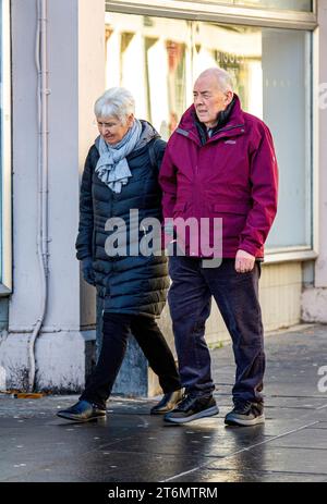 Dundee, Tayside, Schottland, Großbritannien. November 2023. UK Wetter: Obwohl das Wetter ein sonniges und kaltes Herbstwochenende war, gingen einige Leute hinaus, um die Herbstsonne zu genießen. Trotz der hohen Lebenshaltungskosten in Schottland haben die Senioren vor Ort eine gute Zeit, um ihren Alltag im Stadtzentrum von Dundee während ihres Weihnachtseinkaufs zu verbringen. Quelle: Dundee Photographics/Alamy Live News Stockfoto
