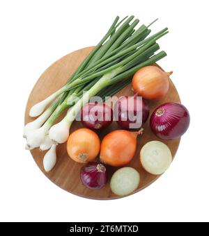 Holzbrett mit verschiedenen Zwiebelsorten isoliert auf weiß, Blick von oben Stockfoto