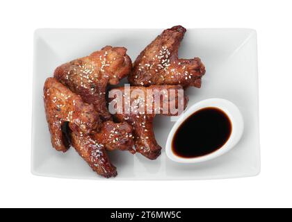 Glasierte Hähnchenflügel und Sojasauce isoliert auf weiß, Blick von oben Stockfoto