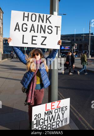 Edinburgh, Schottland, Großbritannien. November 2023. Die Demonstranten der Anti-Low-Emission-Zone (LEZ) halten heute im Zentrum von Edinburgh Schilder hoch, die Autofahrer auffordern, „gegen die LEZ zu hupen“. Die LEZ-Vorschriften wurden bereits in Glasgow umstritten angenommen, und Edinburgh soll eine ähnliche Regelung im Stadtzentrum einführen. Iain Masterton/Alamy Live News Stockfoto