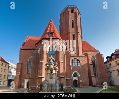 Kirche St. Matthäus, Statue des heiligen Johannes von Nepomuk vor der Kirche, Altstadt in Wrocław, Niederschlesien, Polen Stockfoto