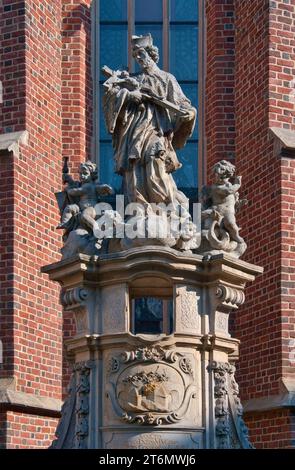 Statue des heiligen Johannes von Nepomuk vor der Kirche St. Matthäus, Altstadt in Wrocław, Niederschlesien, Polen Stockfoto