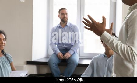 Business Project Leader, Unternehmenslehrer, der mit Mitarbeitern im Büro spricht Stockfoto