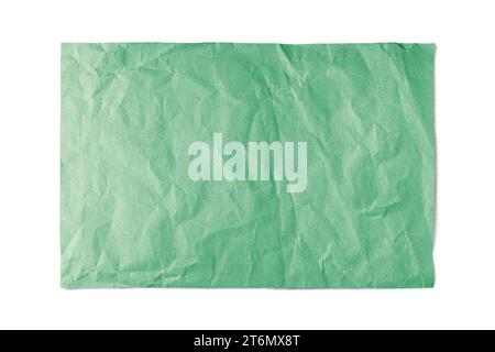 Grünes, zerknittertes rechteckiges Blatt Papier mit glatter Kante auf weißem Hintergrund. Recyceltes Handwerkpapier zerknittert, gefaltete Textur, Schmirgelrand. Stockfoto