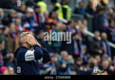 11. November 2023, Schleswig-Holstein, Kiel: Fußball: Bundesliga 2, Holstein Kiel - Hamburger SV, Spieltag 13, Holstein Stadium. Hamburger Trainer Tim Walter reagiert auf der Touchline. Foto: Axel Heimken/dpa - WICHTIGER HINWEIS: Gemäß den Vorschriften der DFL Deutschen Fußball-Liga und des DFB Deutschen Fußball-Bundes ist es verboten, im Stadion und/oder des Spiels aufgenommene Fotografien in Form von sequenziellen Bildern und/oder videoähnlichen Fotoserien zu verwenden oder zu nutzen. Stockfoto