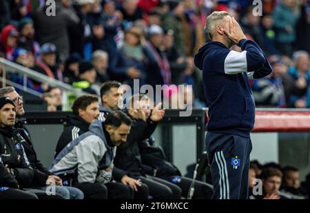 11. November 2023, Schleswig-Holstein, Kiel: Fußball: Bundesliga 2, Holstein Kiel - Hamburger SV, Spieltag 13, Holstein Stadium. Hamburger Trainer Tim Walter reagiert auf der Touchline. Foto: Axel Heimken/dpa - WICHTIGER HINWEIS: Gemäß den Vorschriften der DFL Deutschen Fußball-Liga und des DFB Deutschen Fußball-Bundes ist es verboten, im Stadion und/oder des Spiels aufgenommene Fotografien in Form von sequenziellen Bildern und/oder videoähnlichen Fotoserien zu verwenden oder zu nutzen. Stockfoto